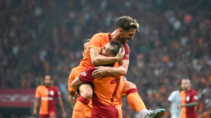 Galatasaray dẫn đầu về ngôi vị VĐQG Thổ Nhĩ Kì